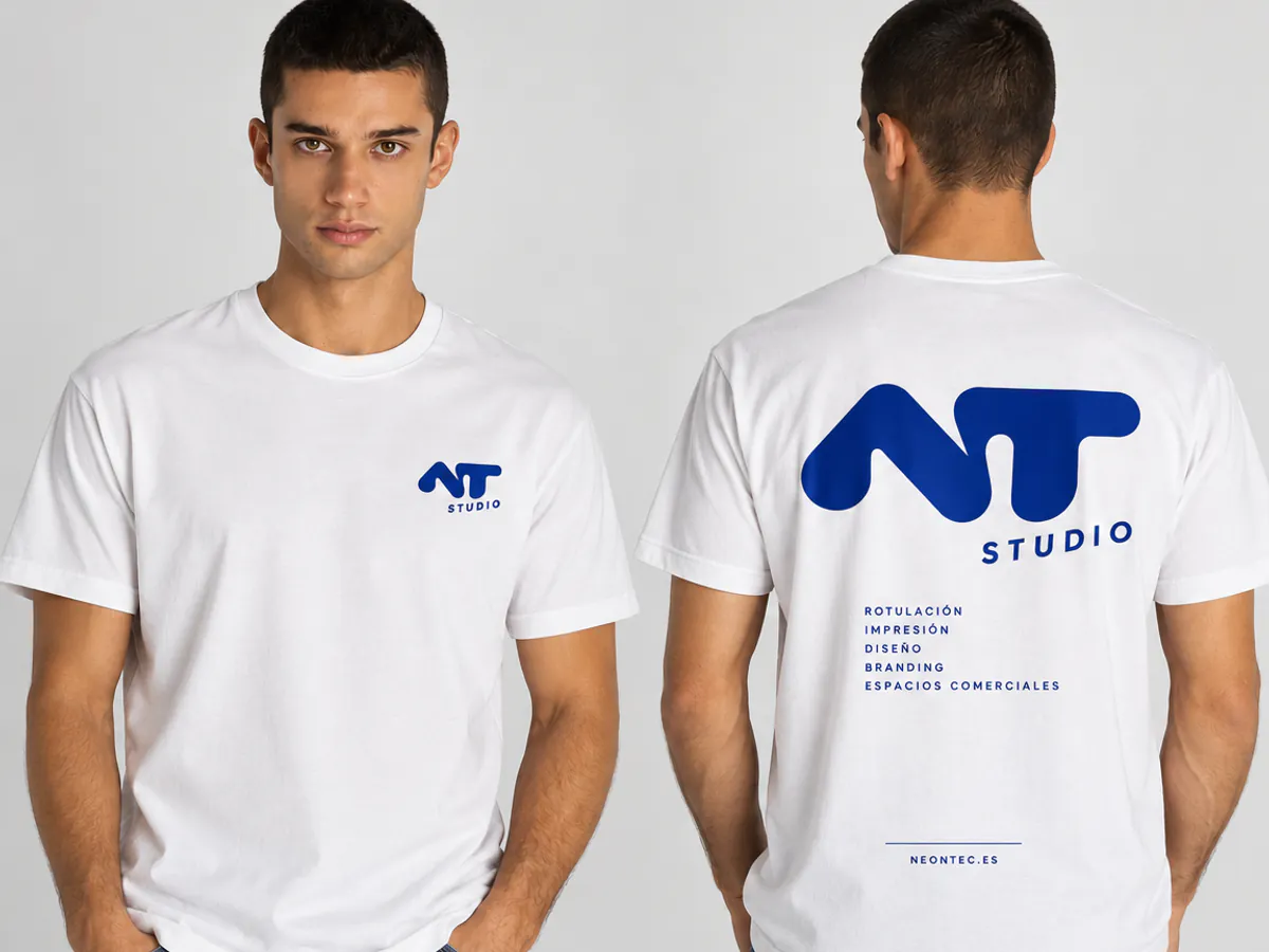 Camiseta blanca con el logotipo azul estampado en DTF, por delante y por detrás