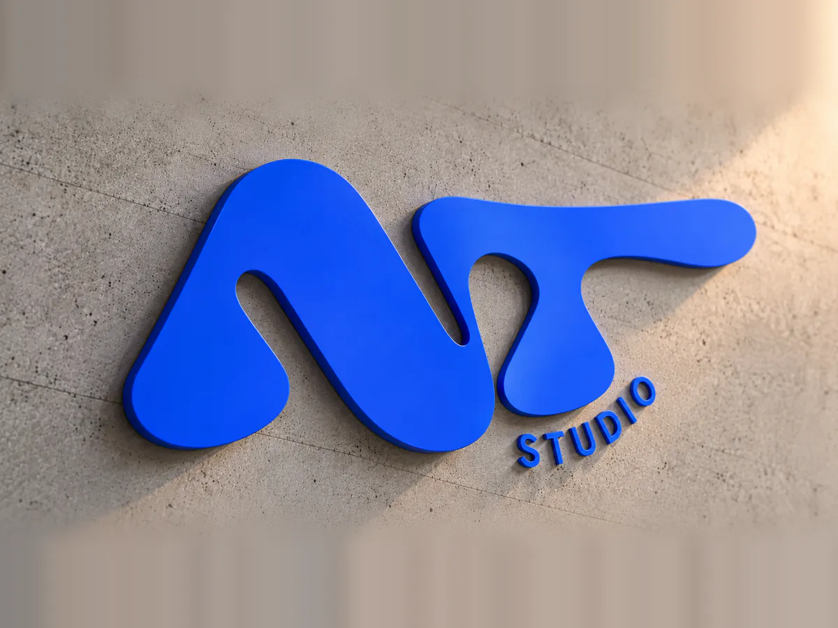 Logotipo NT en letras corpóreas de PVC lacado azul sobre hormigón