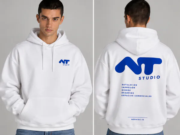Sudadera blanca con capucha y logotipo azul