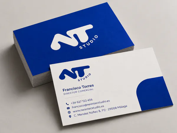 Tarjetas de visita azules y blancas de NT Studio