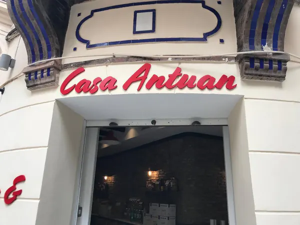 Letras corpóreas rojas sobre la fachada de un restaurante