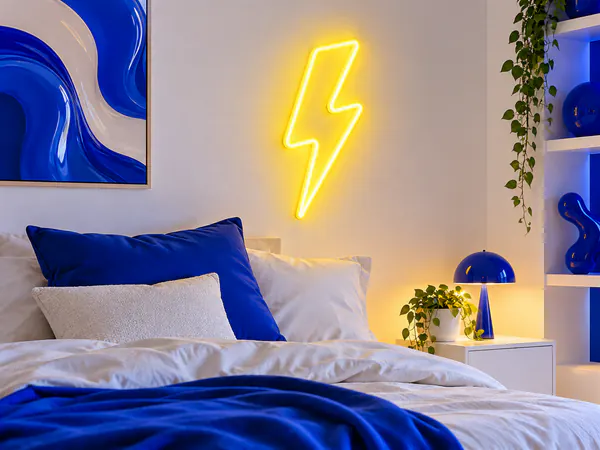 Neón amarillo con forma de rayo en un dormitorio