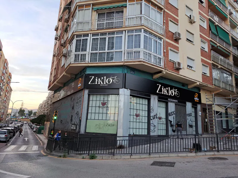 Fachada de esquina de un restaurante rotulada por NeonTec Studio